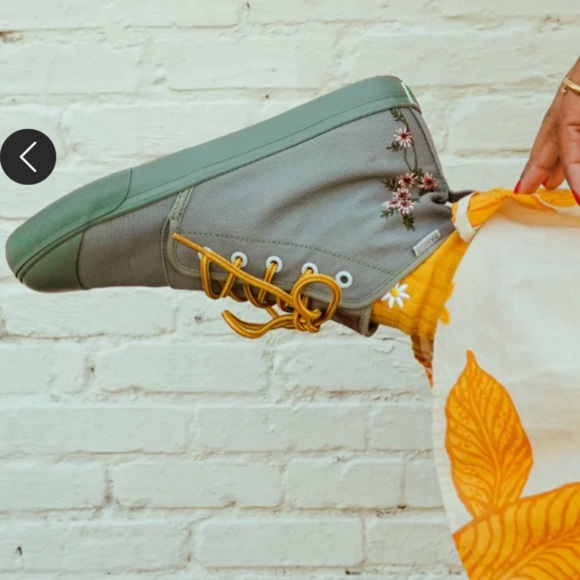 NWT BANGS Green Canvas Sneakers with Yellow Laces Size 8.5 - Picture 4 of 16